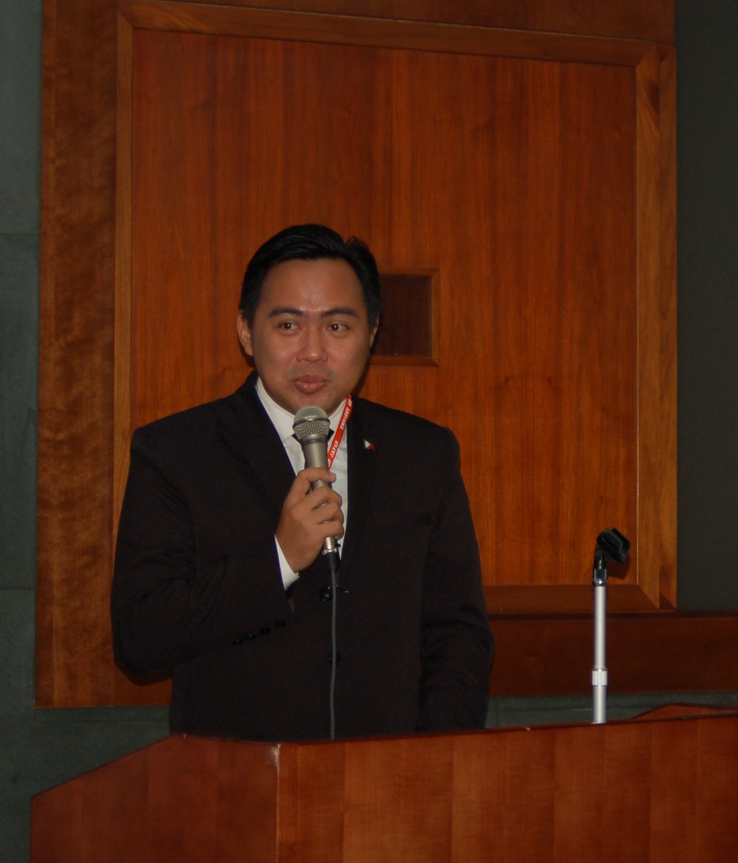 National Leader Atty. Kahlil Lamigo as he acknowledges the officials and participants present at the pre-departure orientation.